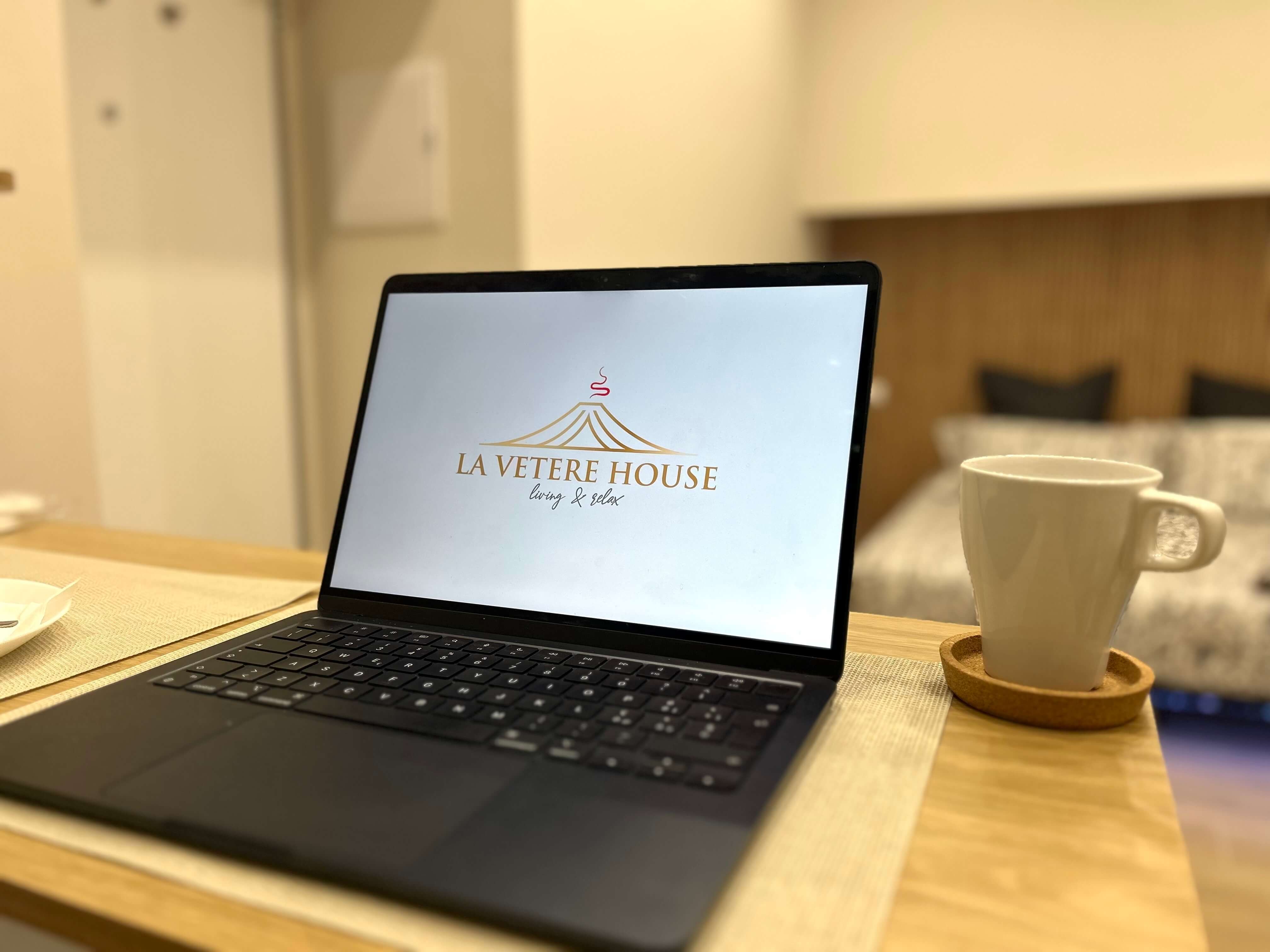 Angolo relax con computer portatile e tazza da caffè