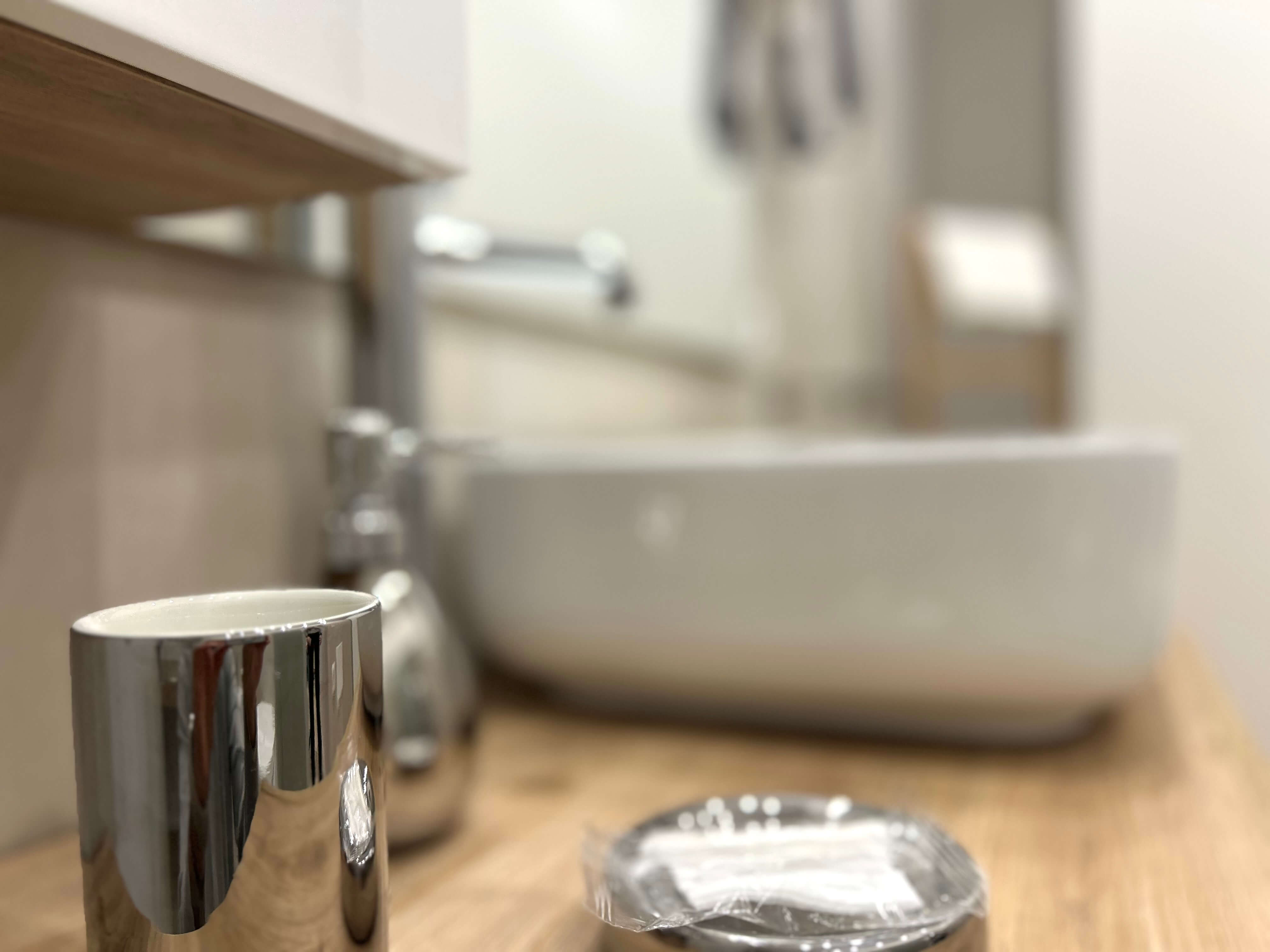 Dettaglio del lavabo in ceramica e accessori bagno