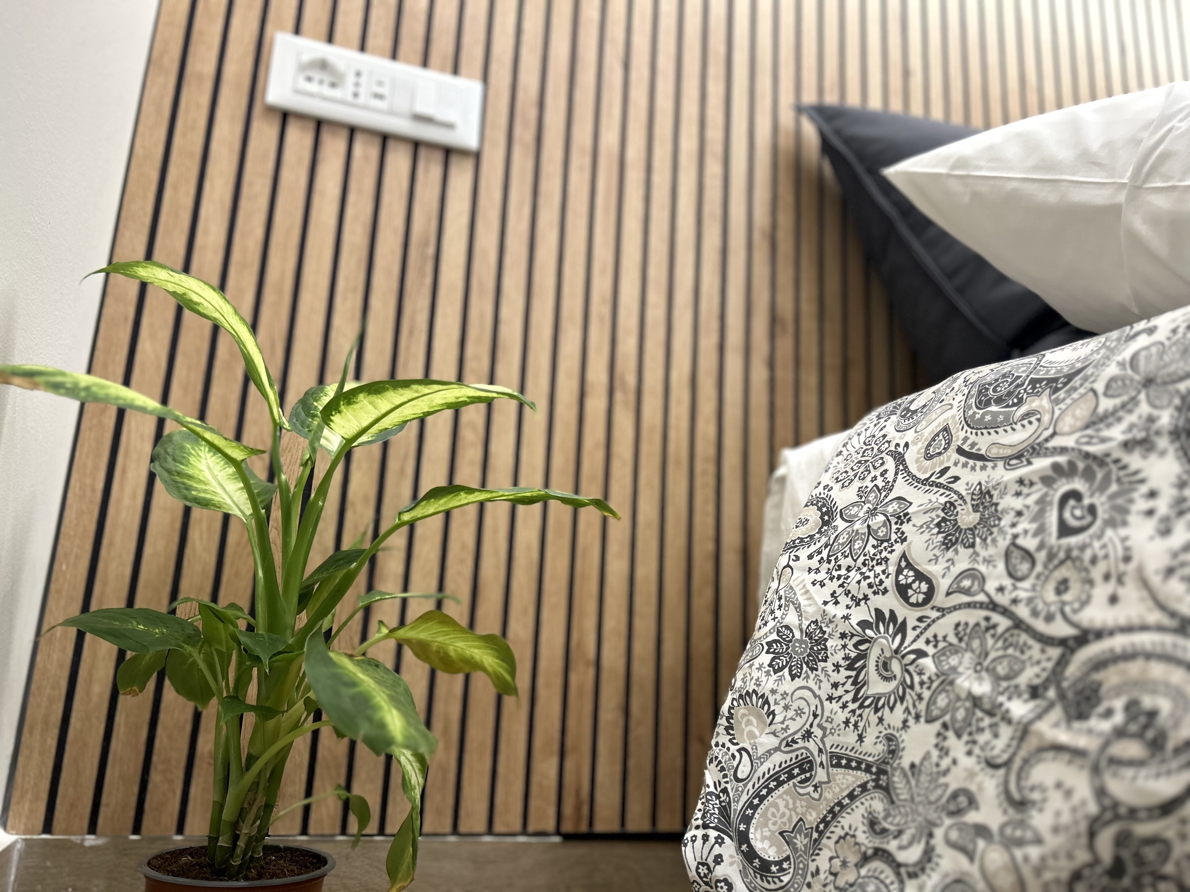 Camera da letto con letto matrimoniale e parete in legno